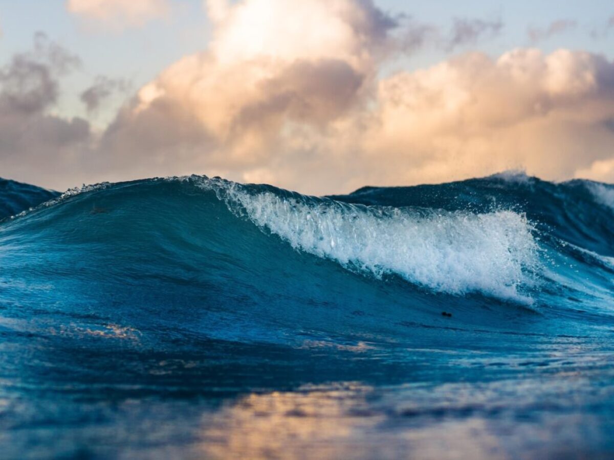 ocean wave during daytime