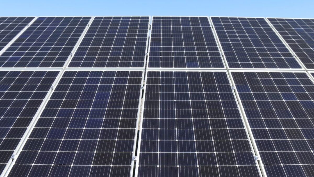 blue solar panels during daytiem