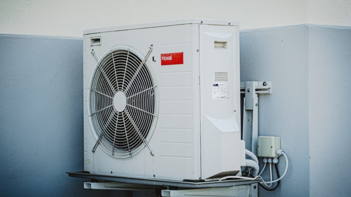 white and gray box fan