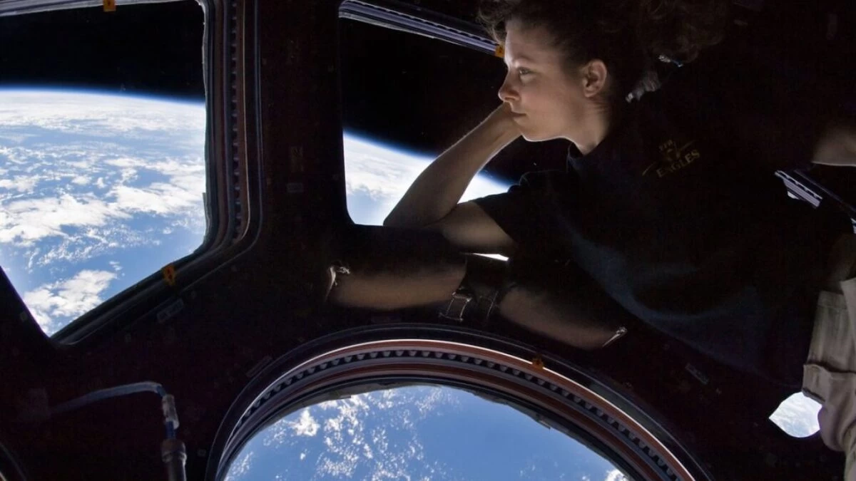 international space station, eat, astronaut