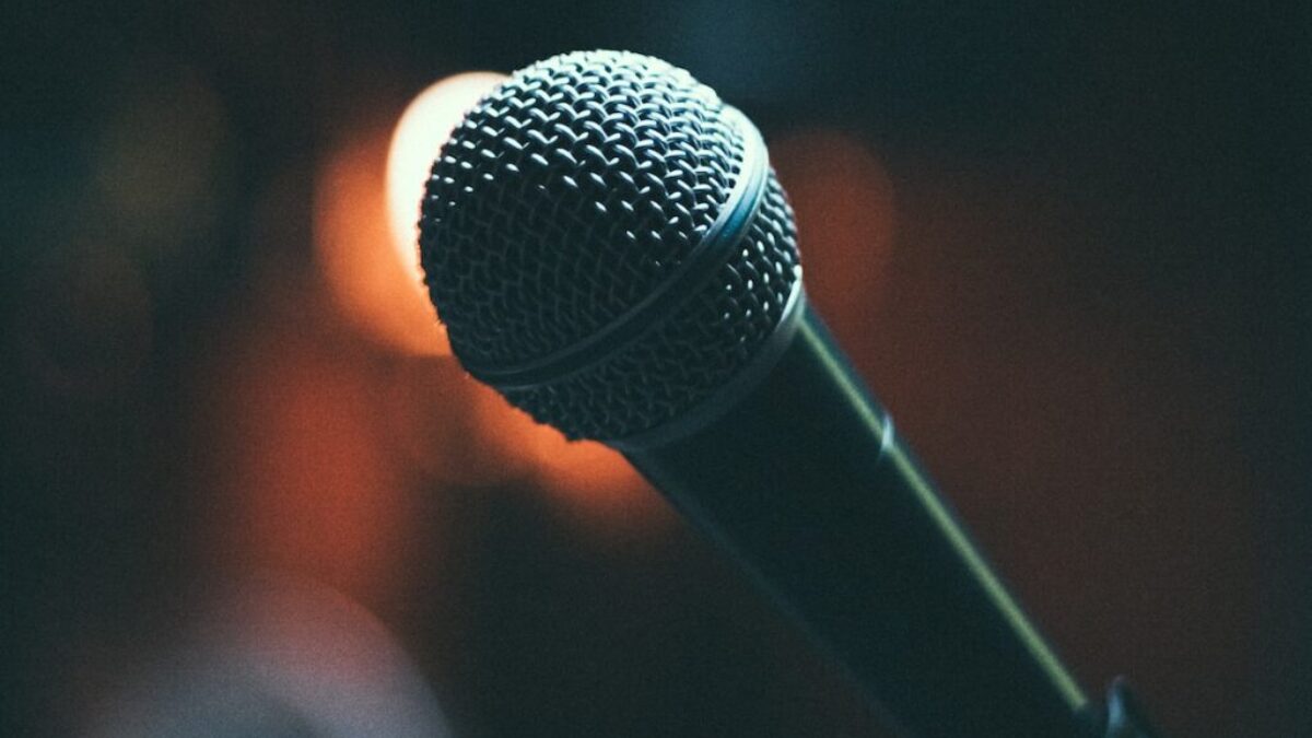 a microphone that is sitting on a stand