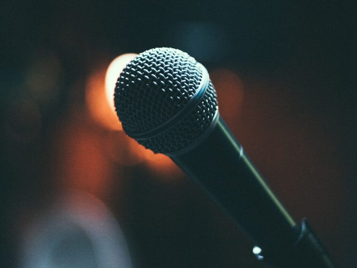 a microphone that is sitting on a stand