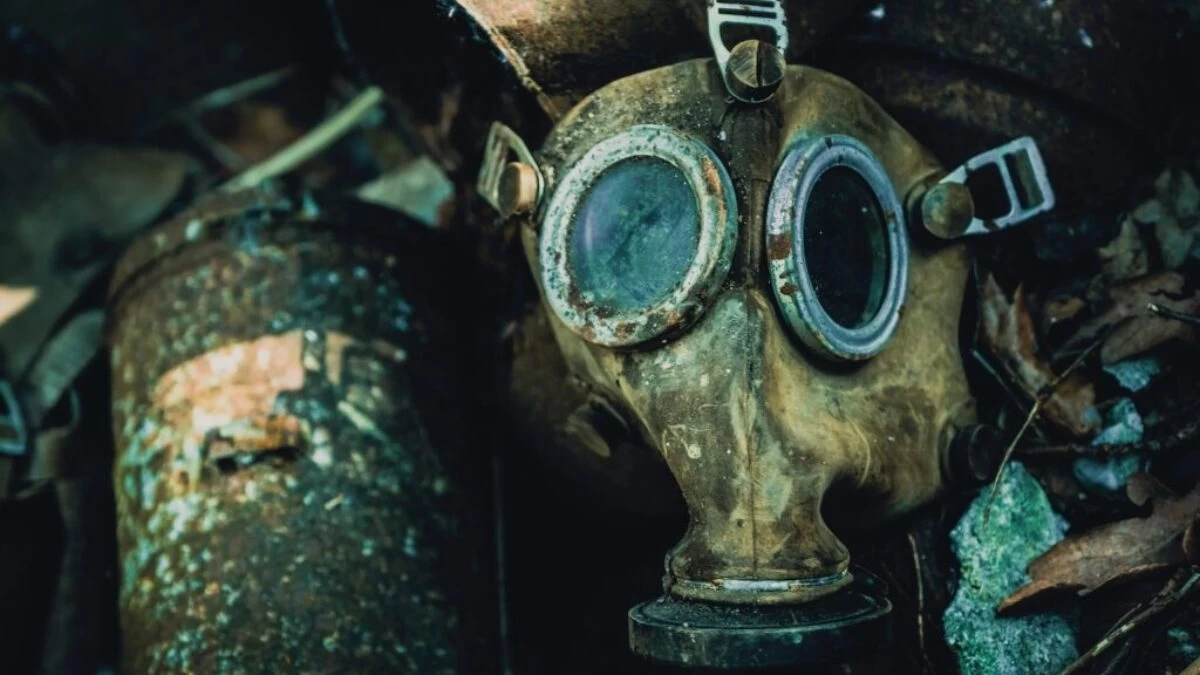 shallow focus photography of gas mask