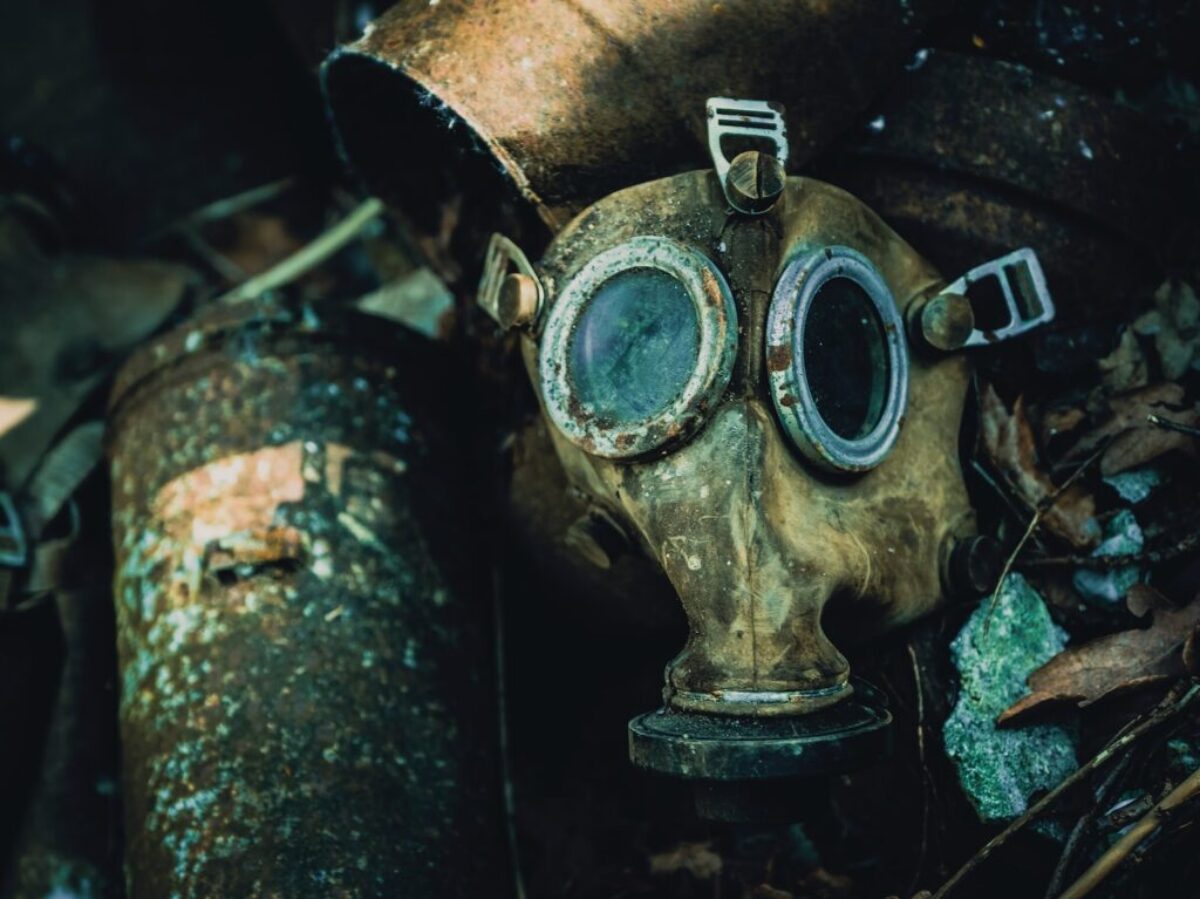 shallow focus photography of gas mask