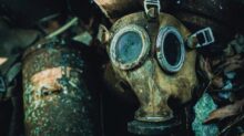 shallow focus photography of gas mask