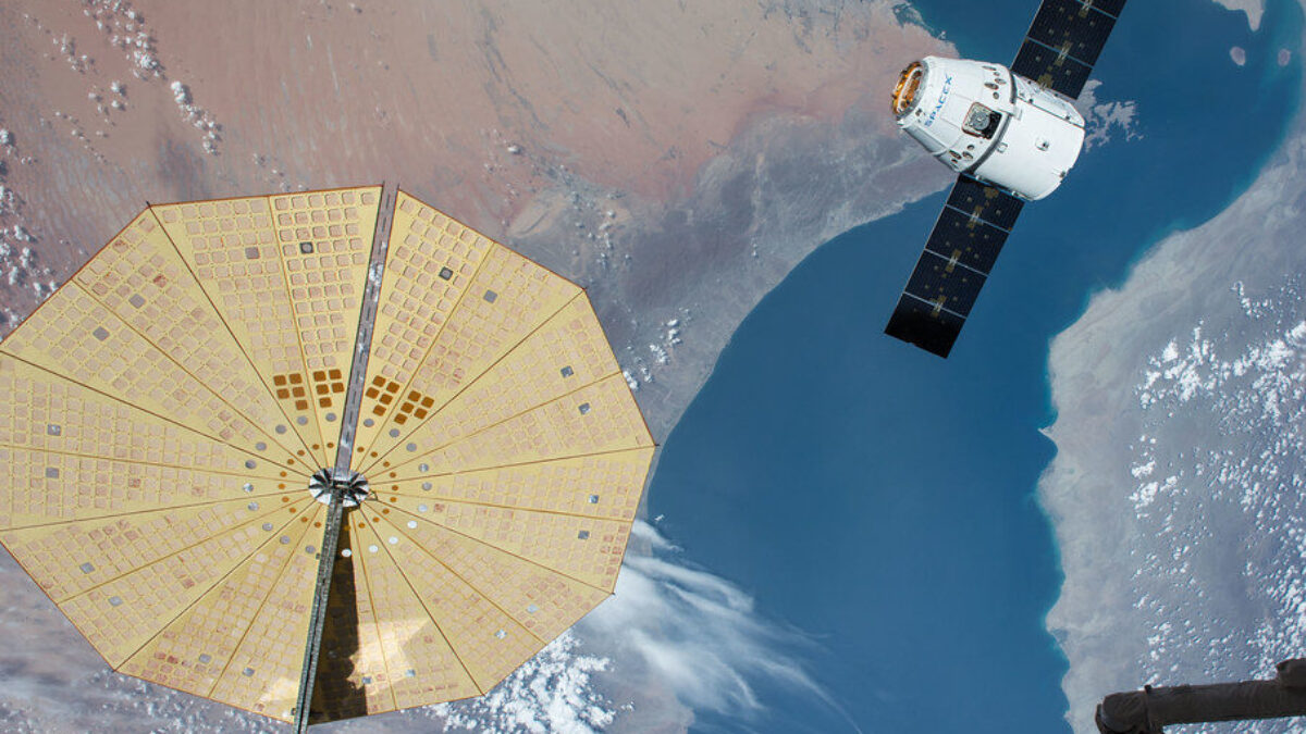 Čtyřčlenná posádka SpaceX úspěšně zakotvila u Mezinárodní vesmírné stanice. Je mezi nimi i jeden Rus