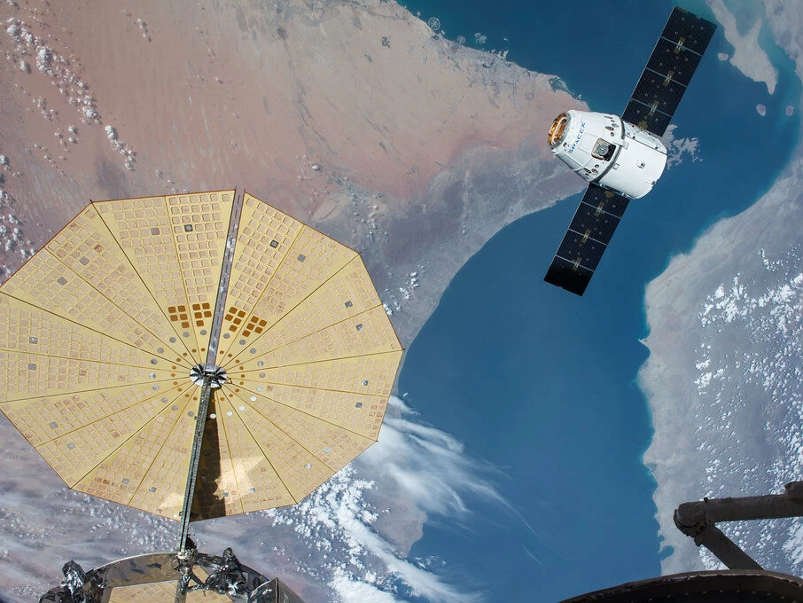Čtyřčlenná posádka SpaceX úspěšně zakotvila u Mezinárodní vesmírné stanice. Je mezi nimi i jeden Rus