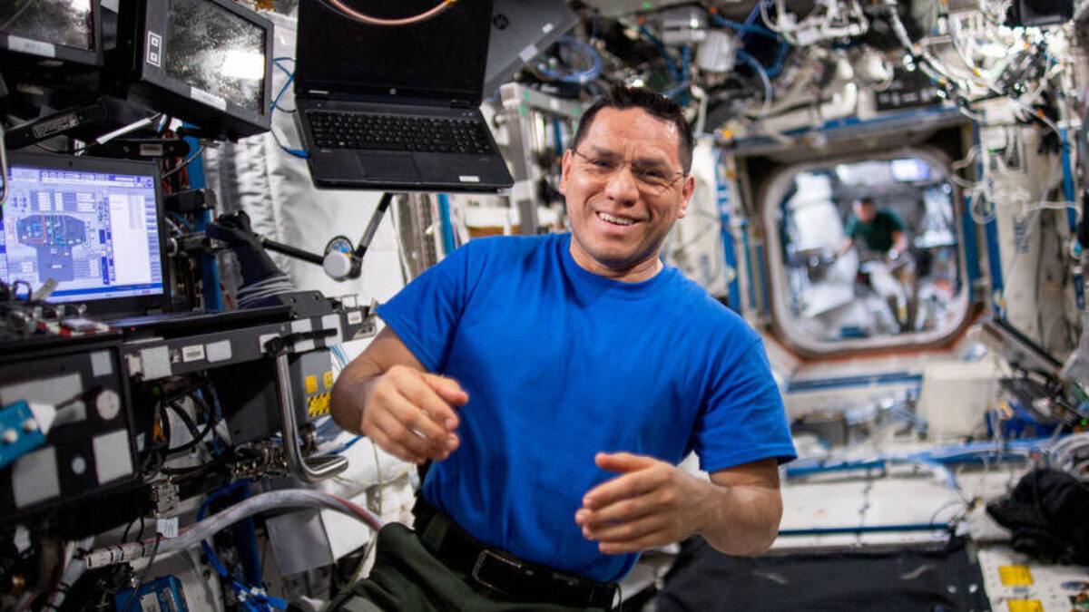 Americký astronaut vytvořil rekord v pobytu mimo zemi. Ve vesmíru pobyl více jak 1 rok