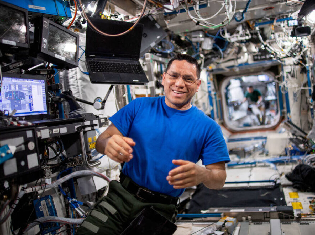 Americký astronaut vytvořil rekord v pobytu mimo zemi. Ve vesmíru pobyl více jak 1 rok