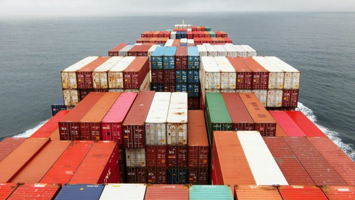 photo of cargo cru ship