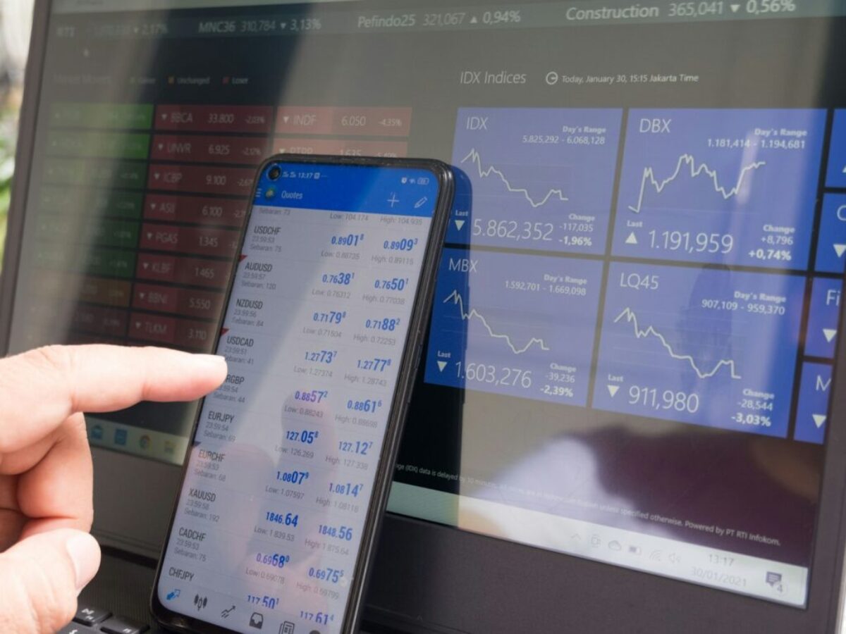 black android smartphone turned on screen