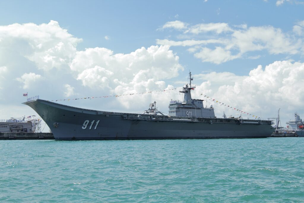 HTMS Chakri Naruebet at Changi Naval Base - Techsvět