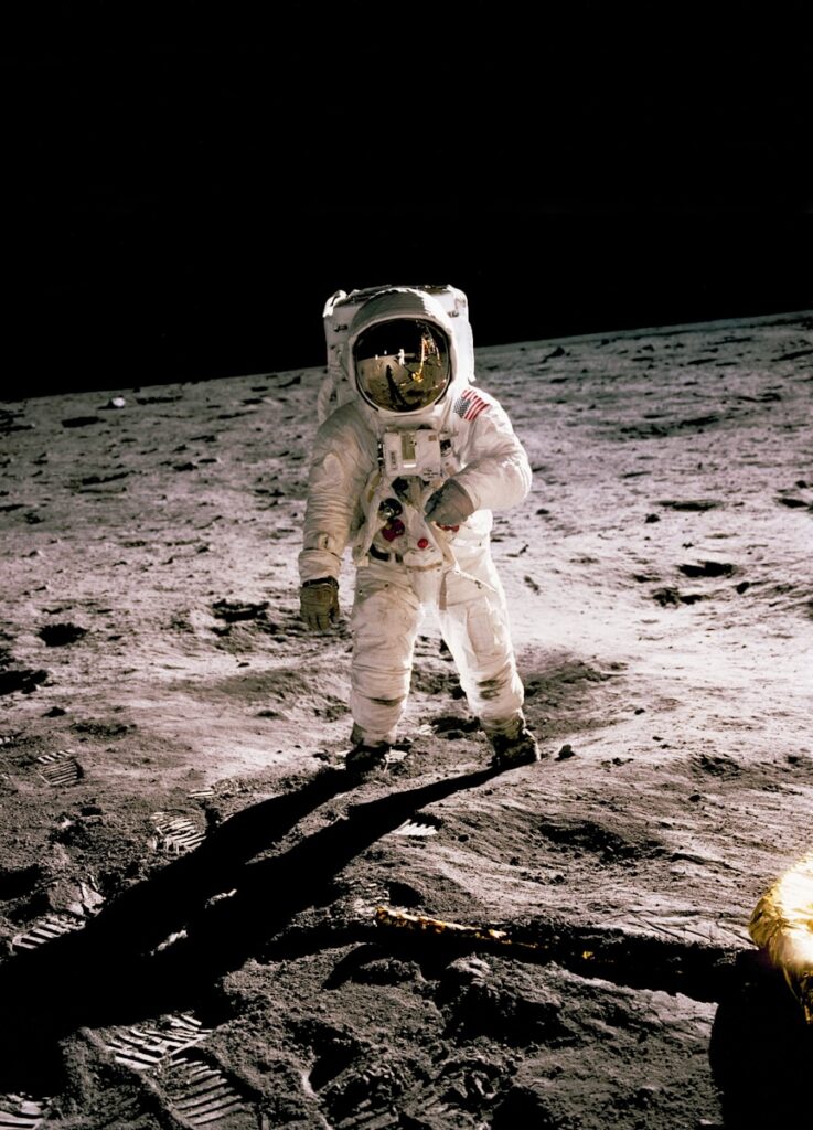 Photo by History in HD - Techsvět astronaut standing on gray sand