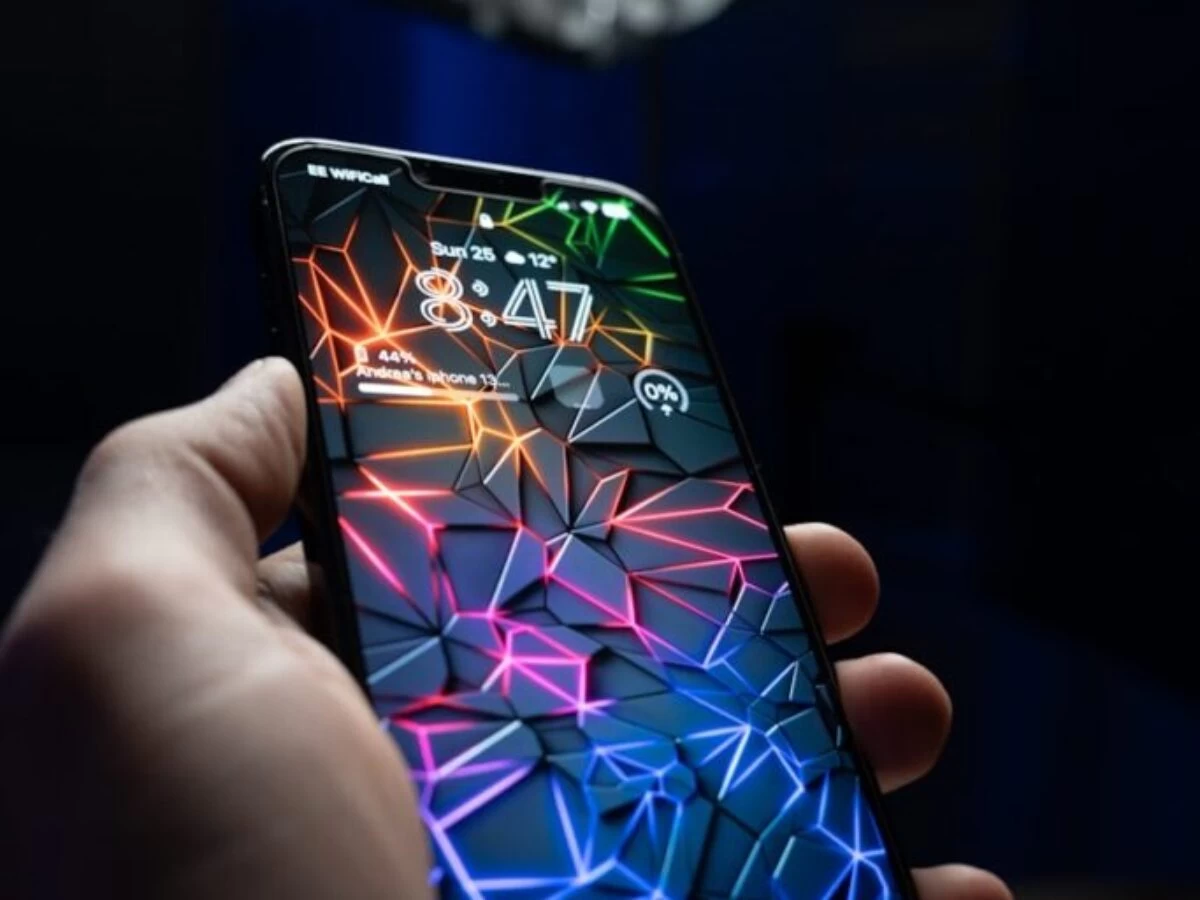 a hand holding a cell phone