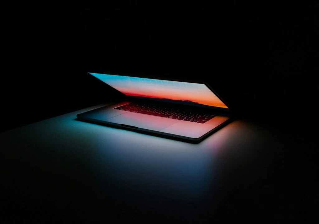 Zdroj: Unsplash - Techsvět gray and black laptop computer on surface