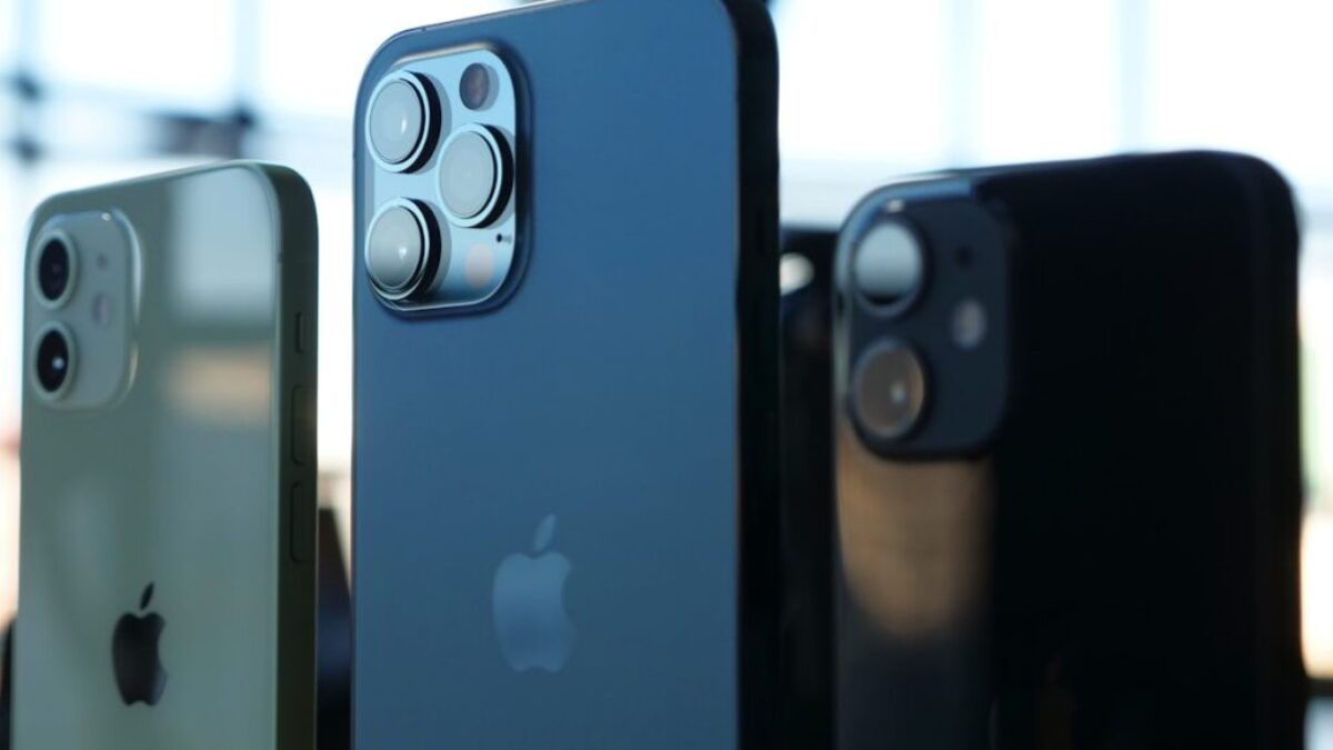 silver iphone 6 on black ipad