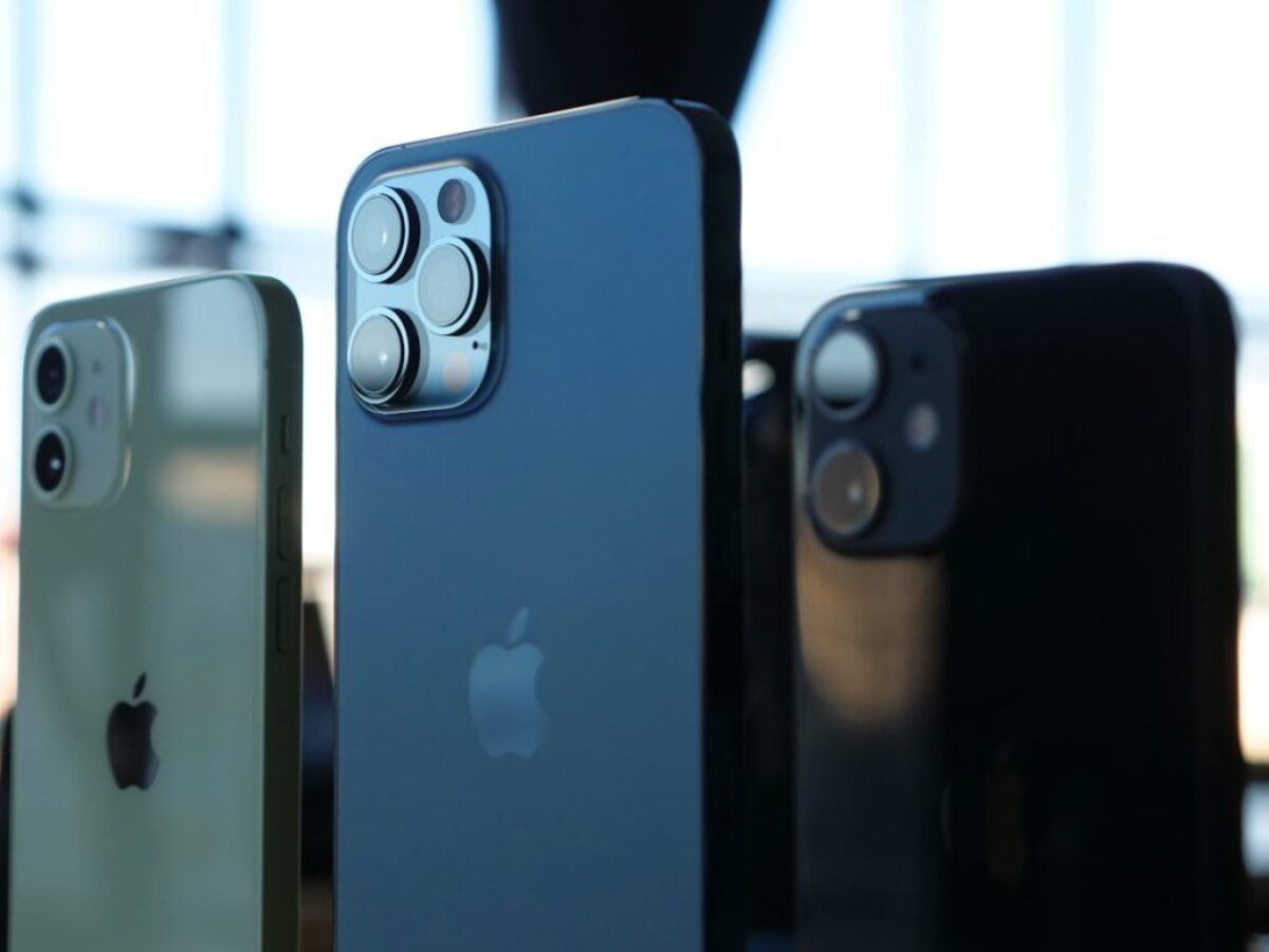 silver iphone 6 on black ipad