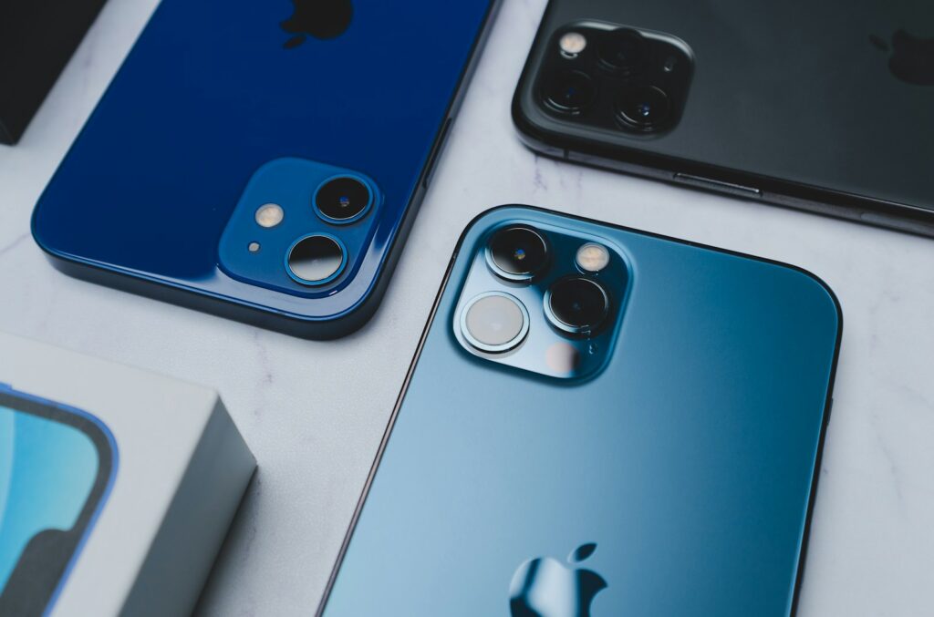 Zdroj: Unsplash - Techsvět blue iphone 5 c beside white box