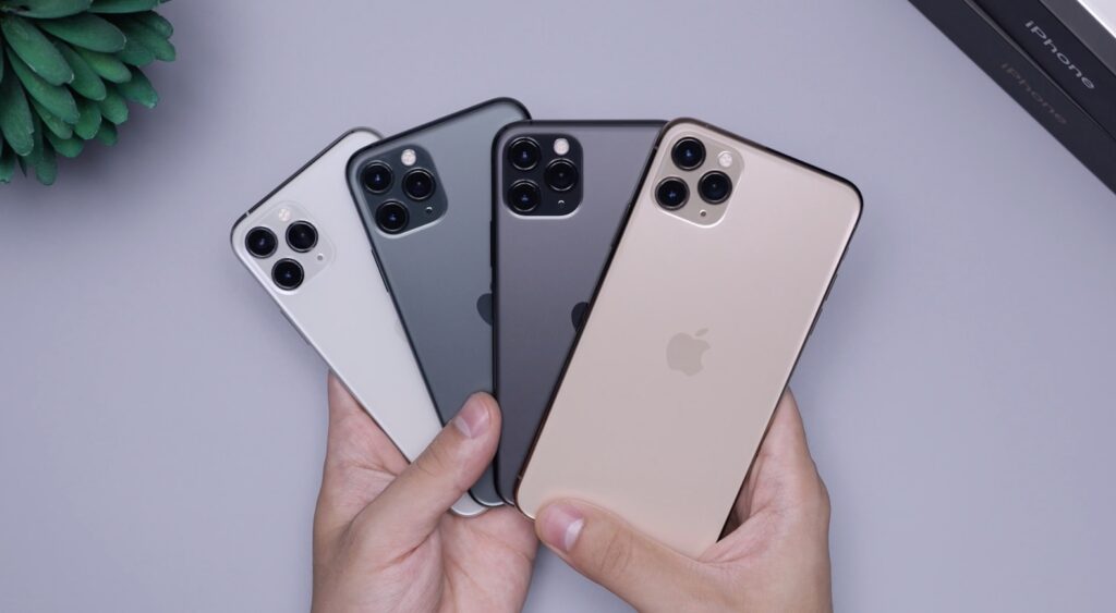 Zdroj: Unsplash - Techsvět two space gray and two silver iPhone 11's