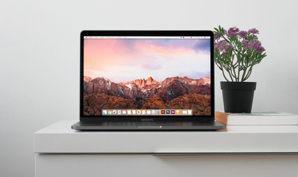Zdroj: Unsplash - Techsvět MacBook on top white table