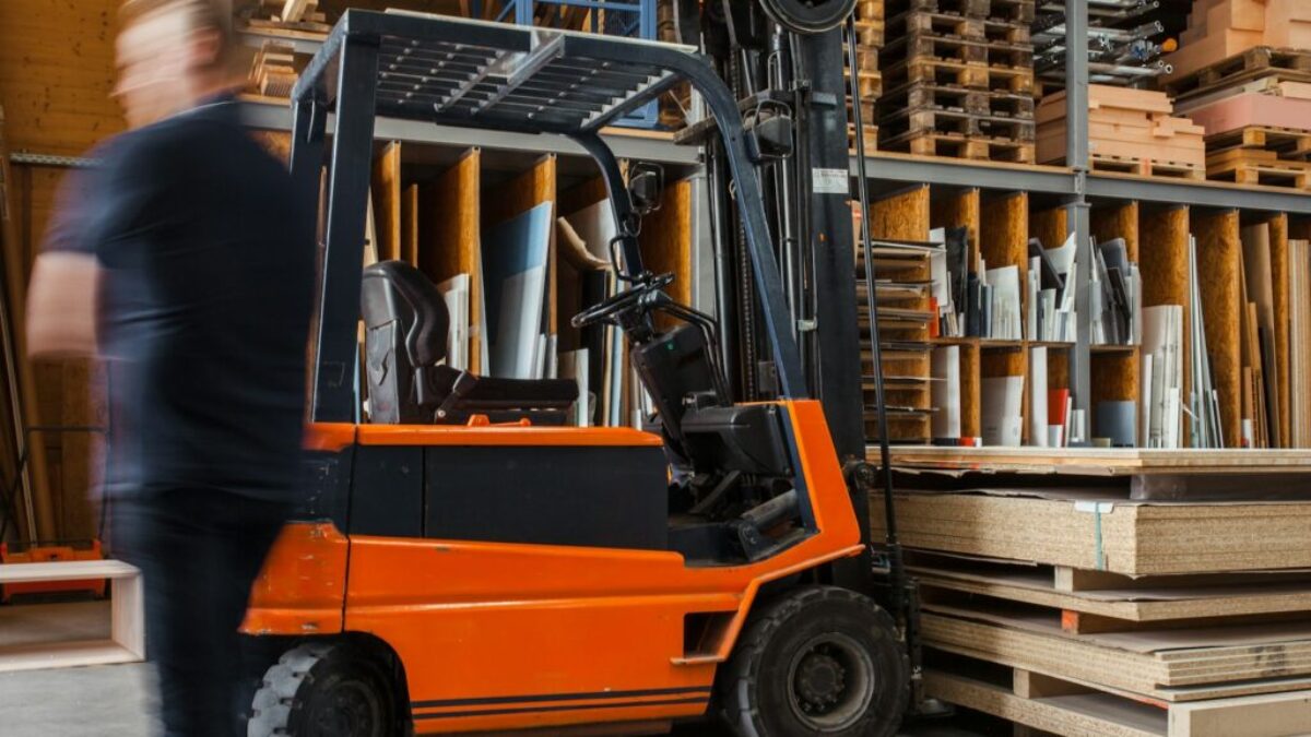 yellow and black fork lift