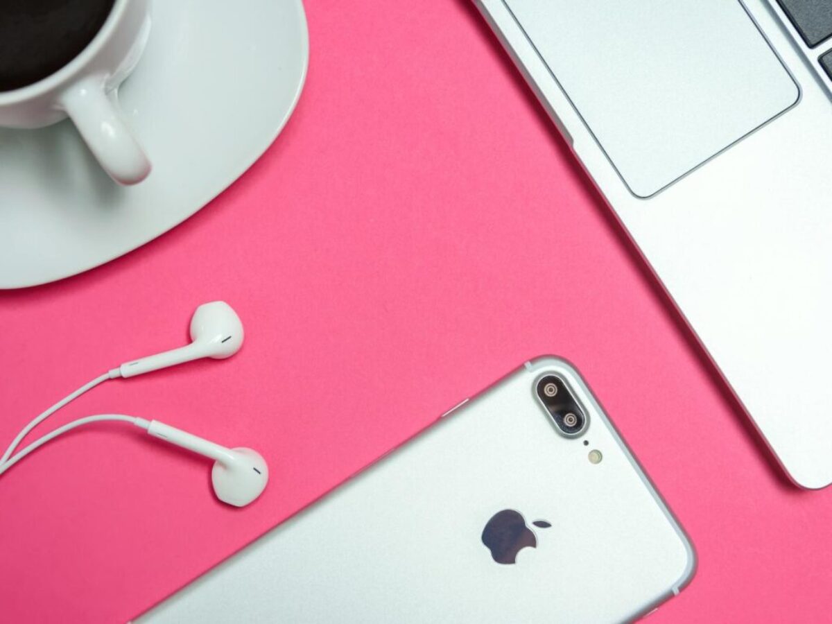 Closeup Photo of Silver Iphone 7 Plus With Earpods
