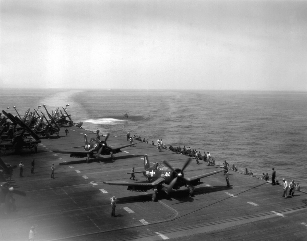View of the flight deck of the USS BOXER (CVA-21) on May 19, 1951. - Techsvět