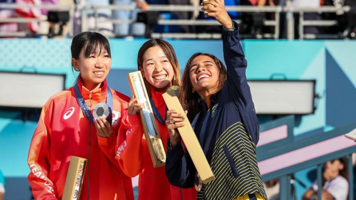 Paříž 2024: Medailisté se poprvé v historii dělí o své vítězné úsměvy s fanoušky v rámci tzv. Victory Selfie, pořízené pomocí Galaxy Z Flip6 Olympic Edition