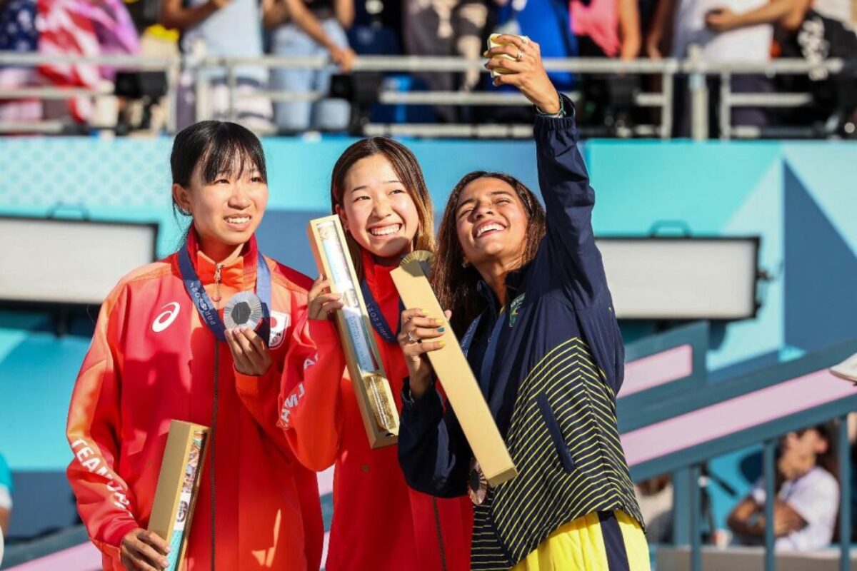 Paříž 2024: Medailisté se poprvé v historii dělí o své vítězné úsměvy s fanoušky v rámci tzv. Victory Selfie, pořízené pomocí Galaxy Z Flip6 Olympic Edition
