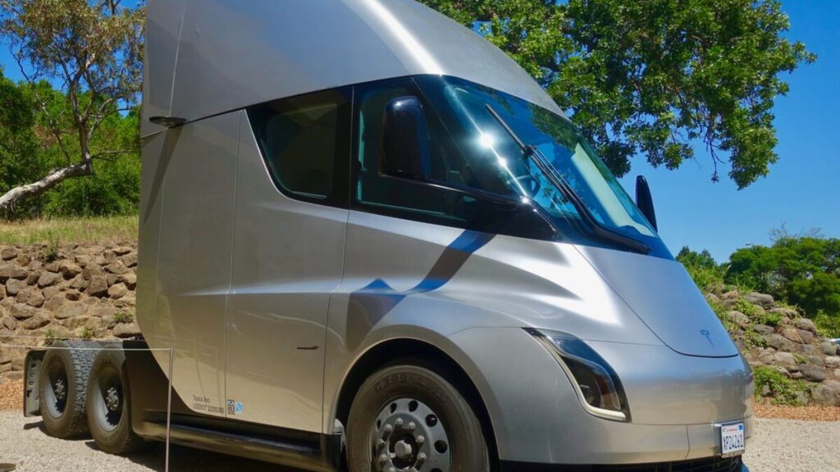 The Tesla Semi Truck (40705940423)