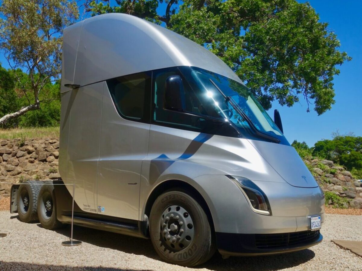The Tesla Semi Truck (40705940423)