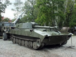 Samohybné houfnice 2S1 Gvozdika byly dodány Ukrajině v tajuplné kamufláži, ukazují záběry