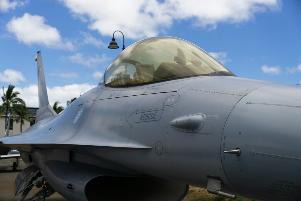 - Techsvět a fighter jet sitting on top of a tarmac