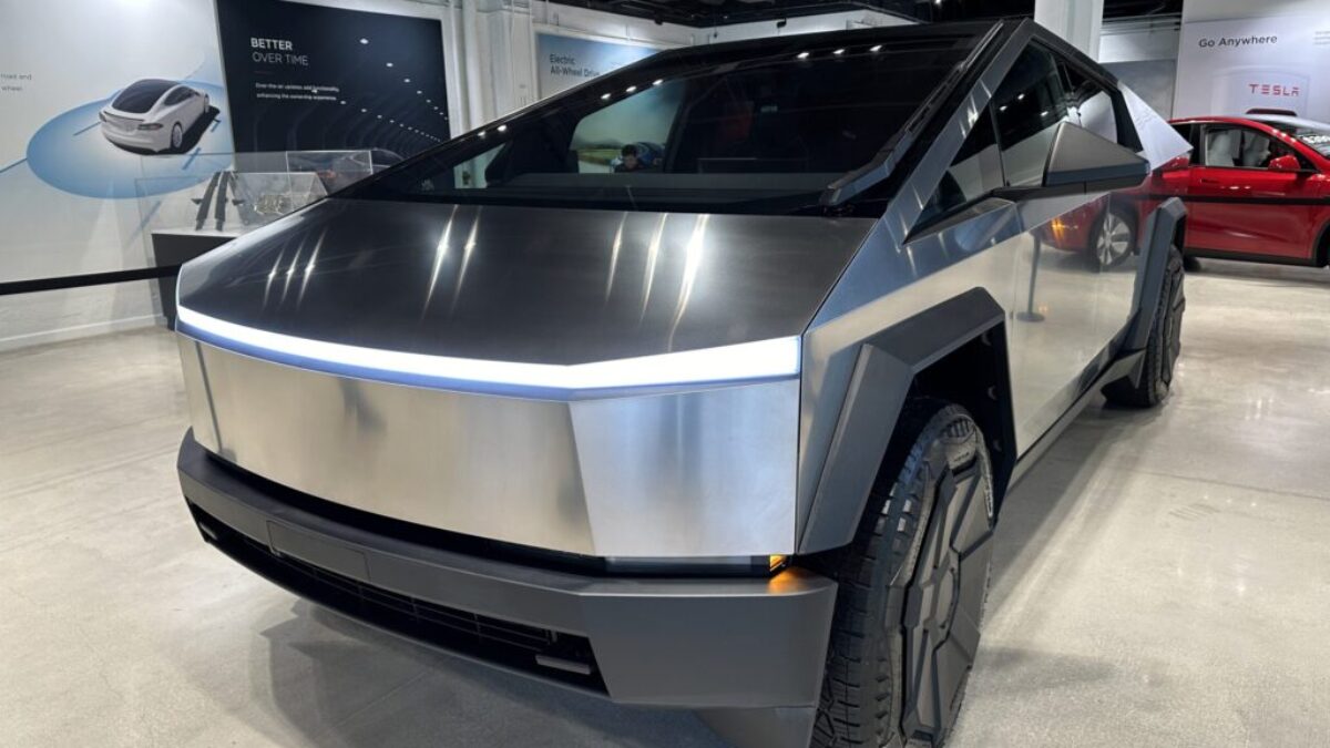 Tesla Showroom Miami Design District December 2023 - Tesla Cybertruck - 6
