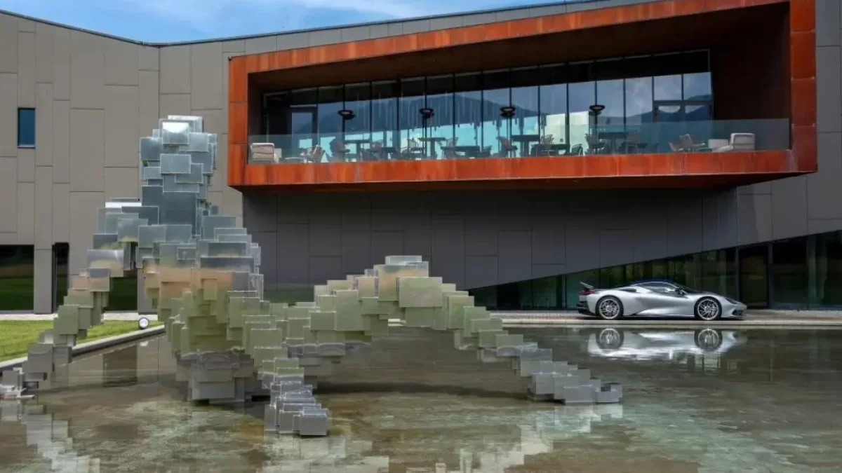 Luxusní showroom je v bezprostřední blízkosti Miura Art Hotelu