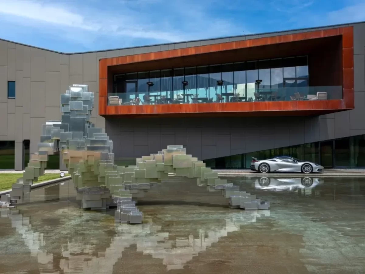Luxusní showroom je v bezprostřední blízkosti Miura Art Hotelu