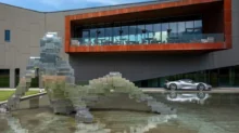 Luxusní showroom je v bezprostřední blízkosti Miura Art Hotelu