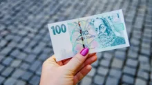 Ženská ruka drží novější typ stokoruny