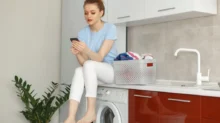 Žena sedící na pračce