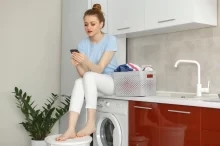 Žena sedící na pračce