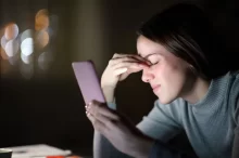 žena s mobilem v ruce