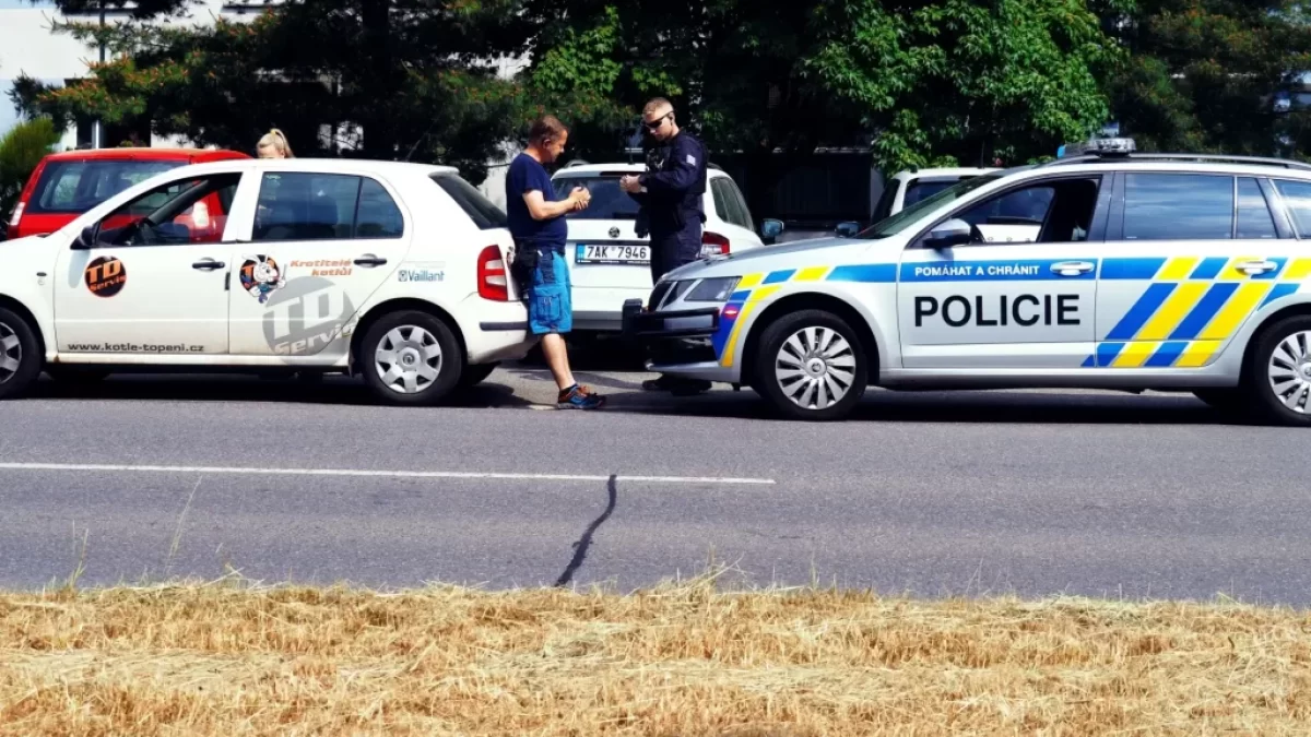 Silniční kontrola za účasti policejního auta a dalšího účastníka provozu