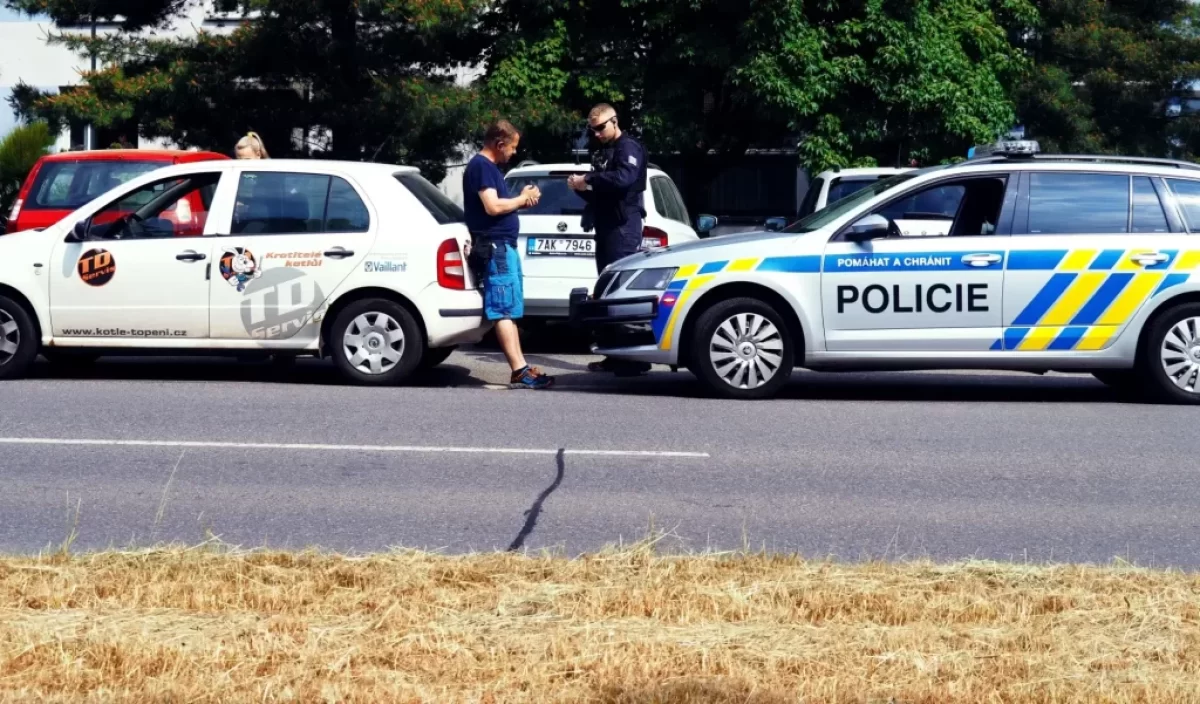 Silniční kontrola za účasti policejního auta a dalšího účastníka provozu