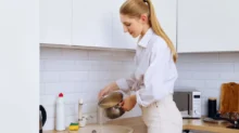 Žena vylévá vodu z těstovin