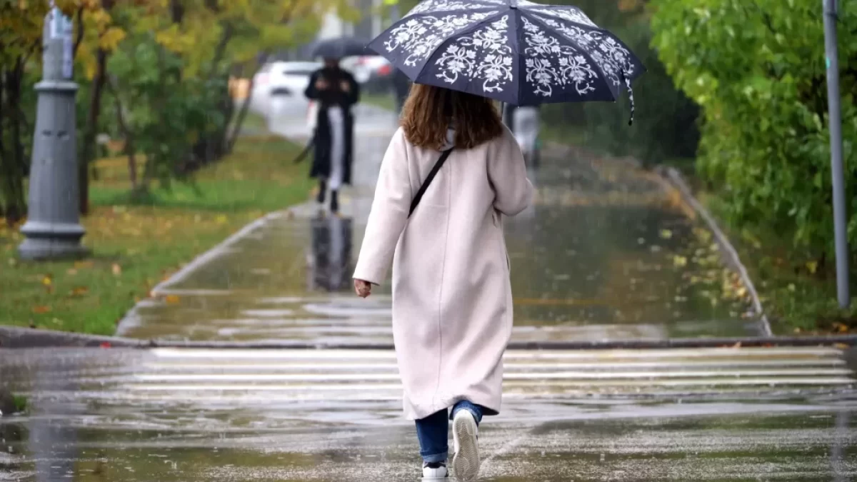 Žena drží deštník