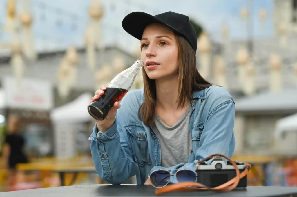 Shutterstock_2246696049-_1_ - Techsvět Žena s lahví coly