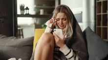 Smutná žena s mobilem v ruce