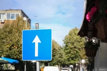 Značka jednosměrky.
