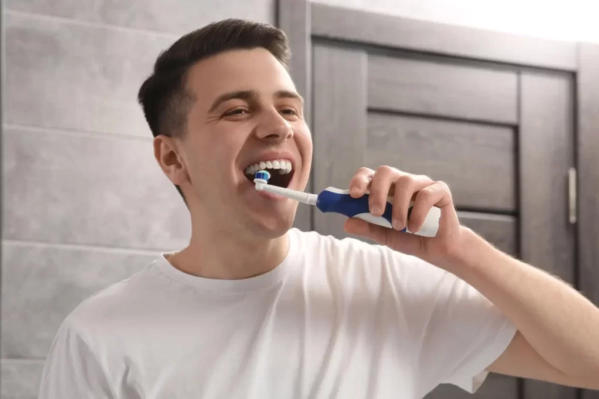 Kluk si čistí zuby