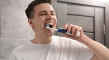 Kluk si čistí zuby